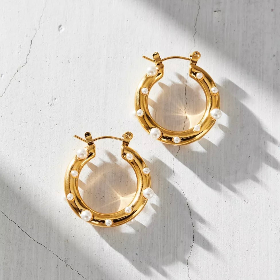 Nicoletta Pearl Hoop Earring
