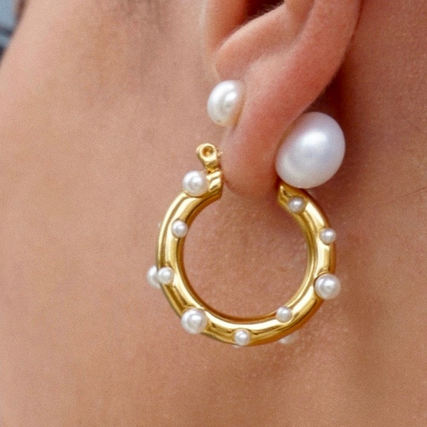 Nicoletta Pearl Hoop Earring